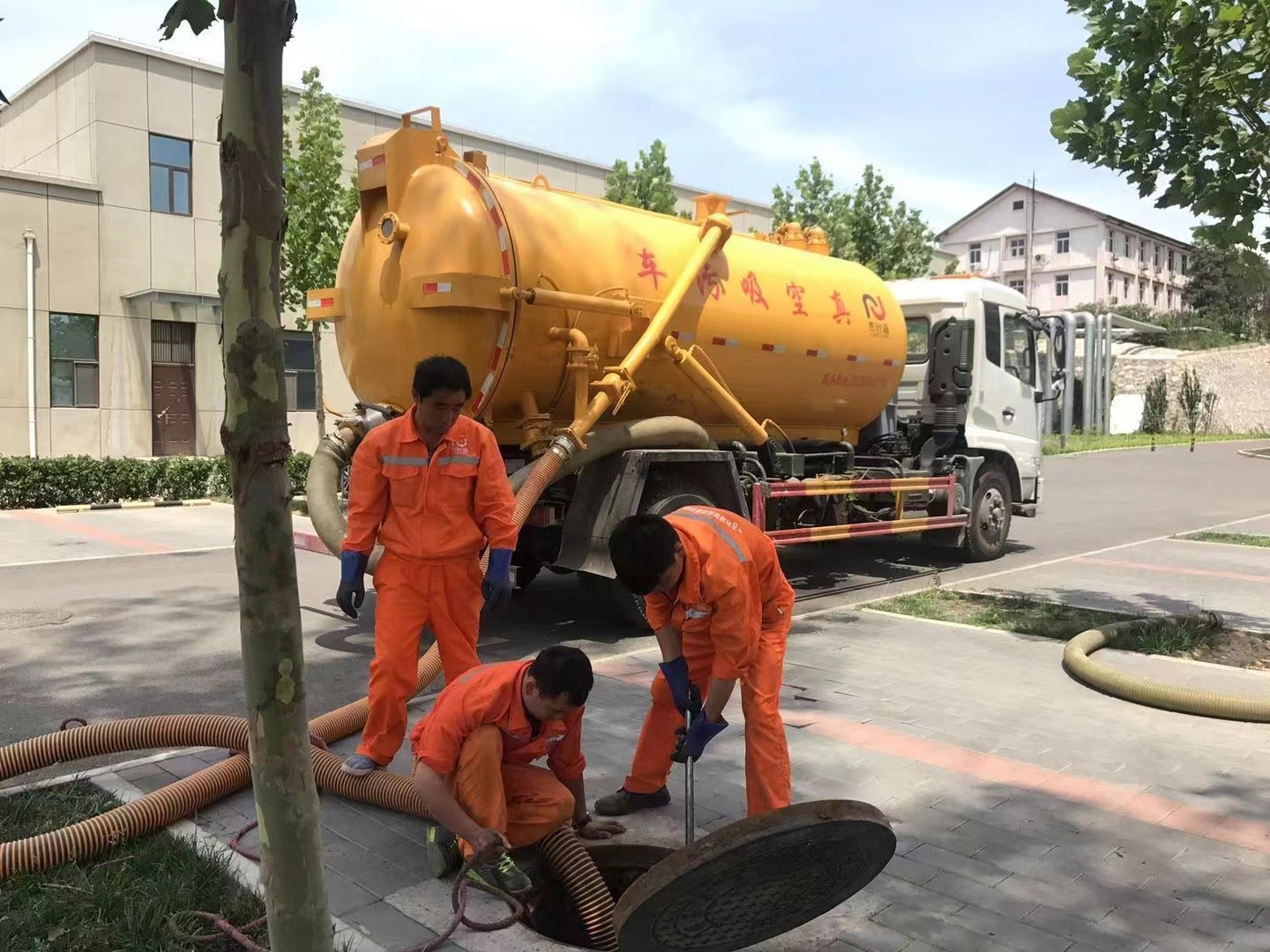 盂县管道疏通车停在窨井附近