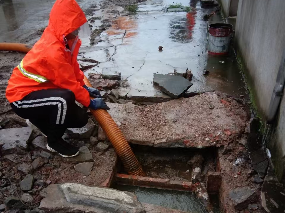 盂县专业清理污水池 炜誉市政以规范流程守护城市 “肠道”