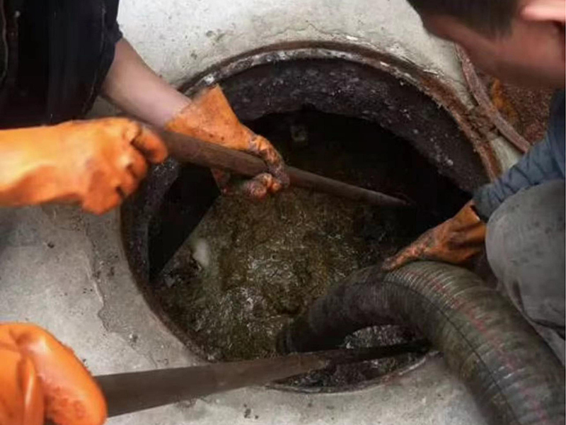 盂县清理化粪池时如何避免沼气的危害？